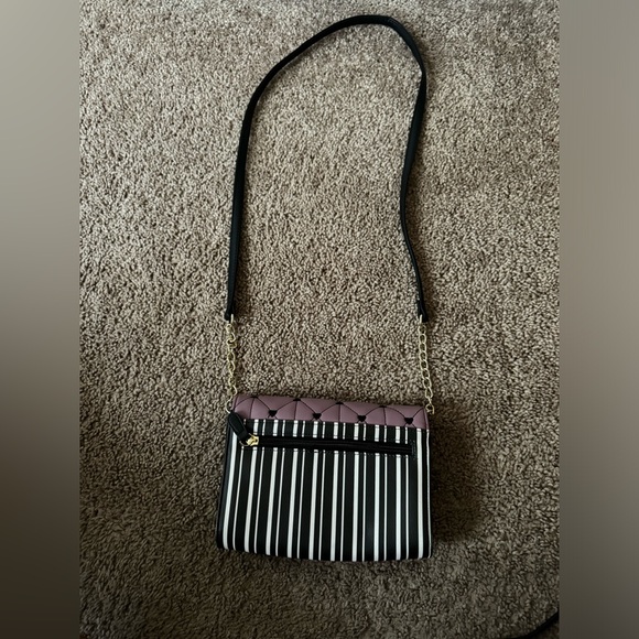 Beautiful new without tags Betsey Johnson crossbody! - Picture 2 of 4